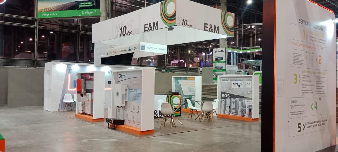 Stand de feria E&M con vitrinas de producto iluminadas